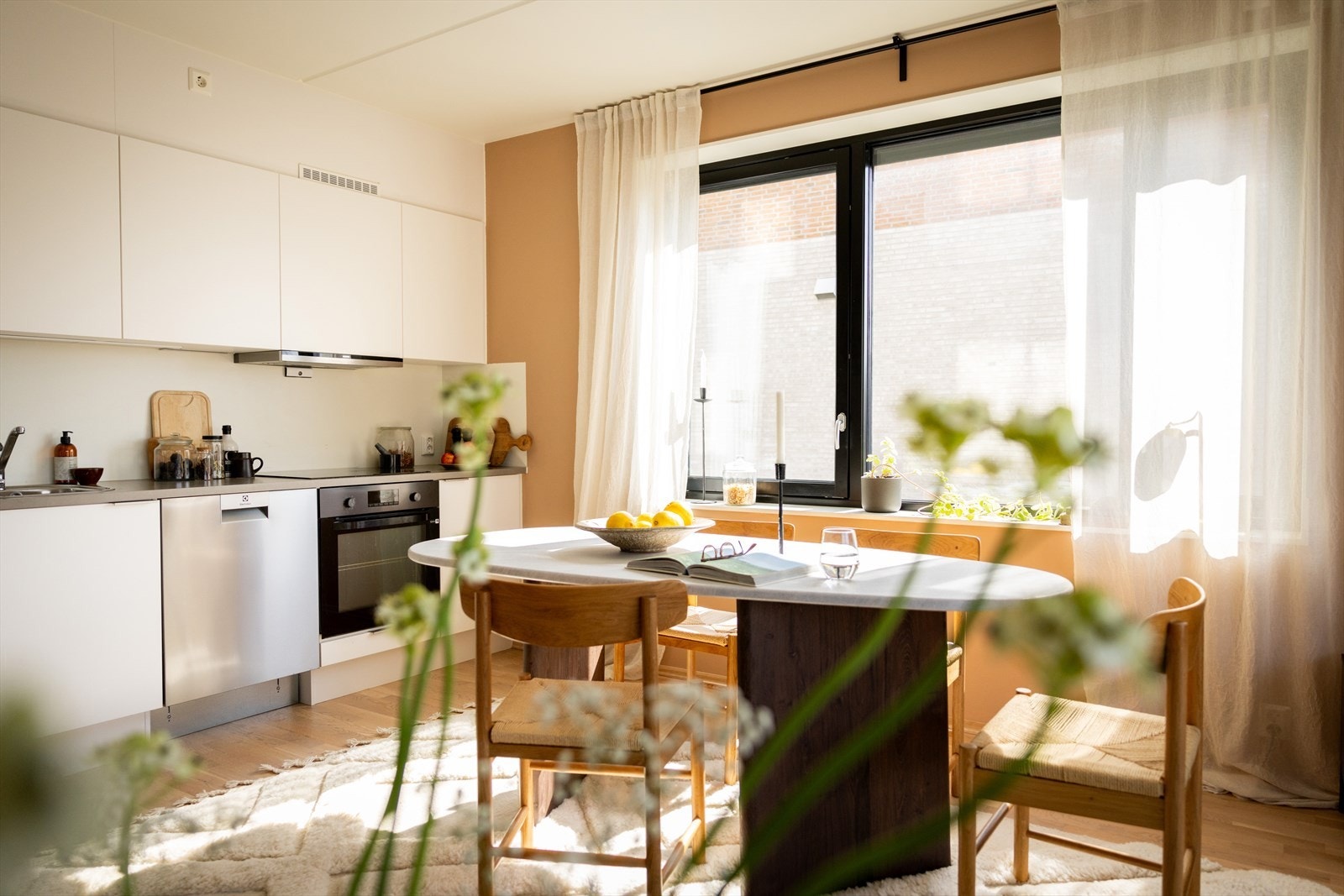 Moderne og tidsriktig kjøkken fra byggeår. Stilsikker innredning med slette, hvite fronter og benkeplate i laminat. Galleribilde