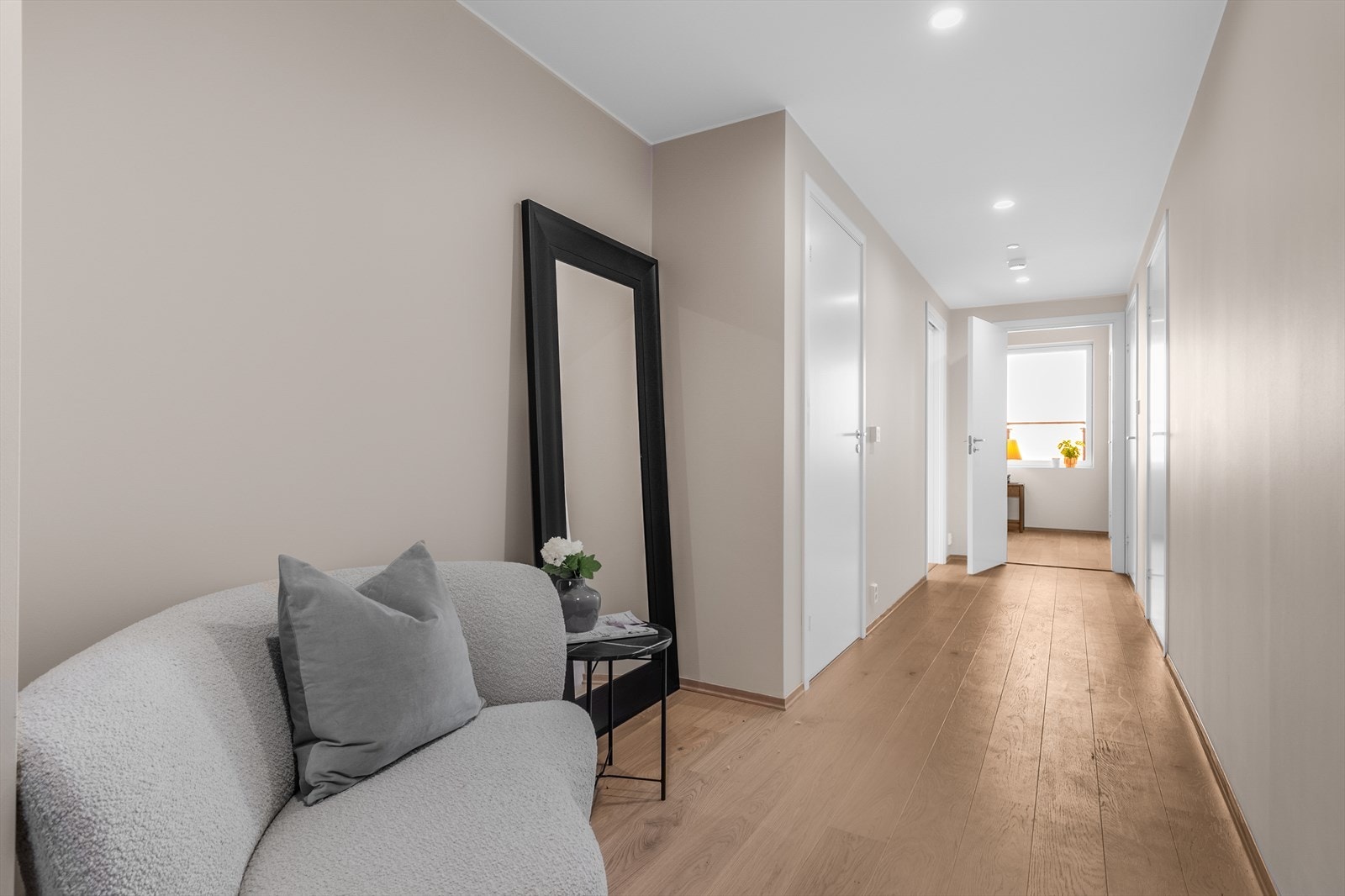 Romslig gang med sine 11m². Her er det lagt til rette for garderobeløsning på ca. 2,2m. Galleribilde