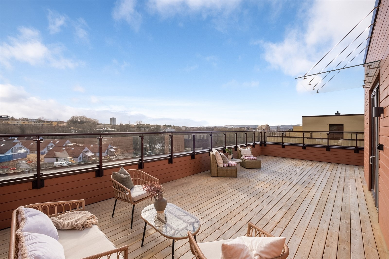 Flott takterrasse på hele 92m², med god plass til soner for både avslapning og sosiale sammenkomster. Galleribilde