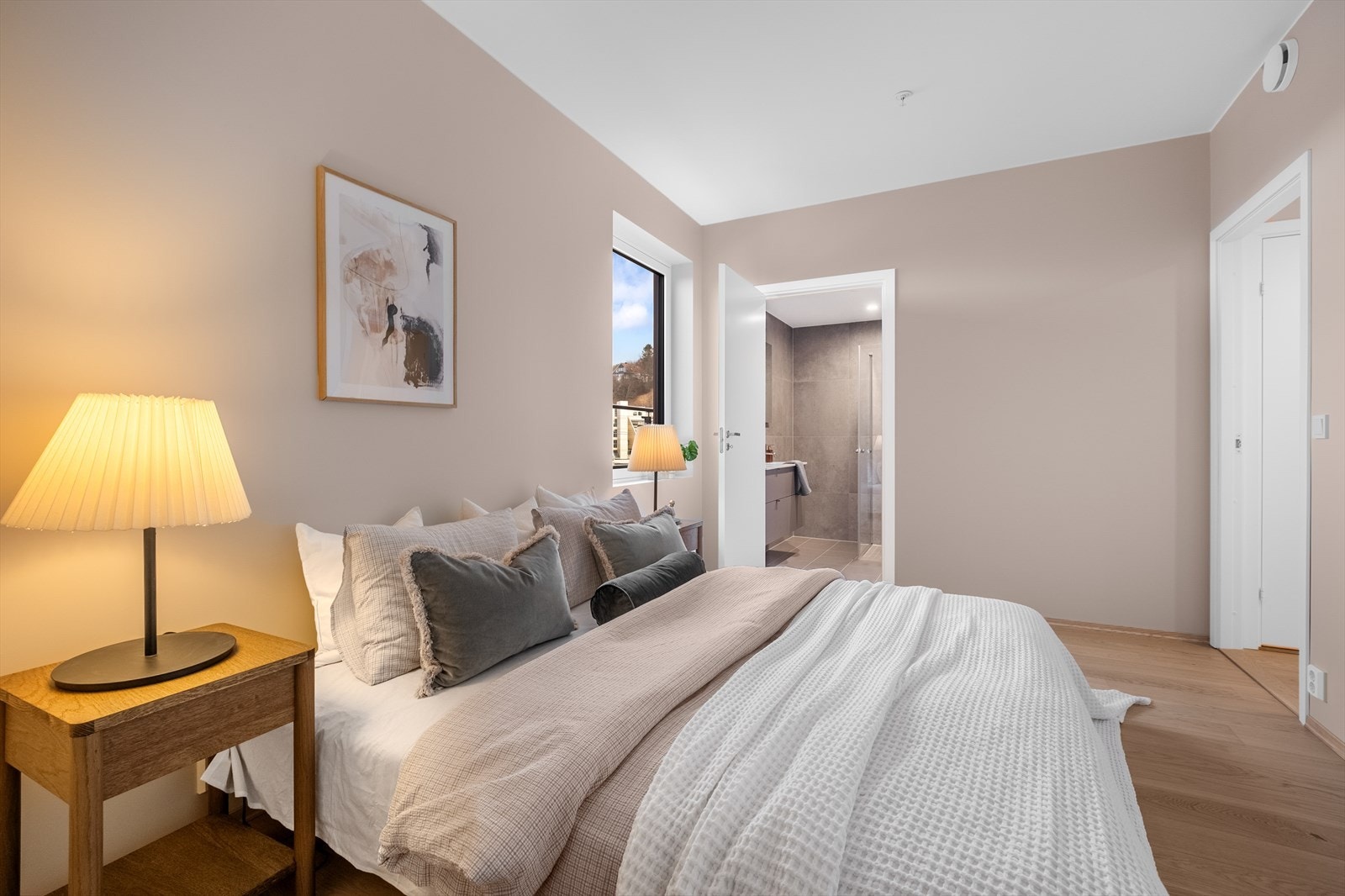 Hovedsoverommet er romslig med sine 11m². Her vil du ha eget baderom, samt mulighet for walk-in closet Galleribilde