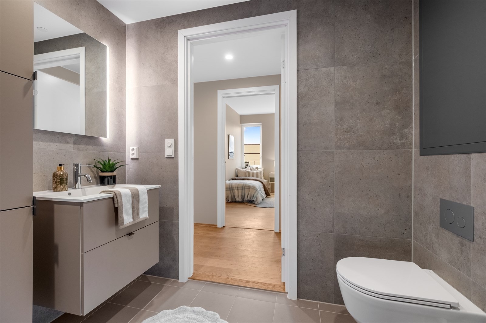 Hovedbadet er romslig med sine 4,9m². Flott flislagt og med innredning fra HTH Galleribilde