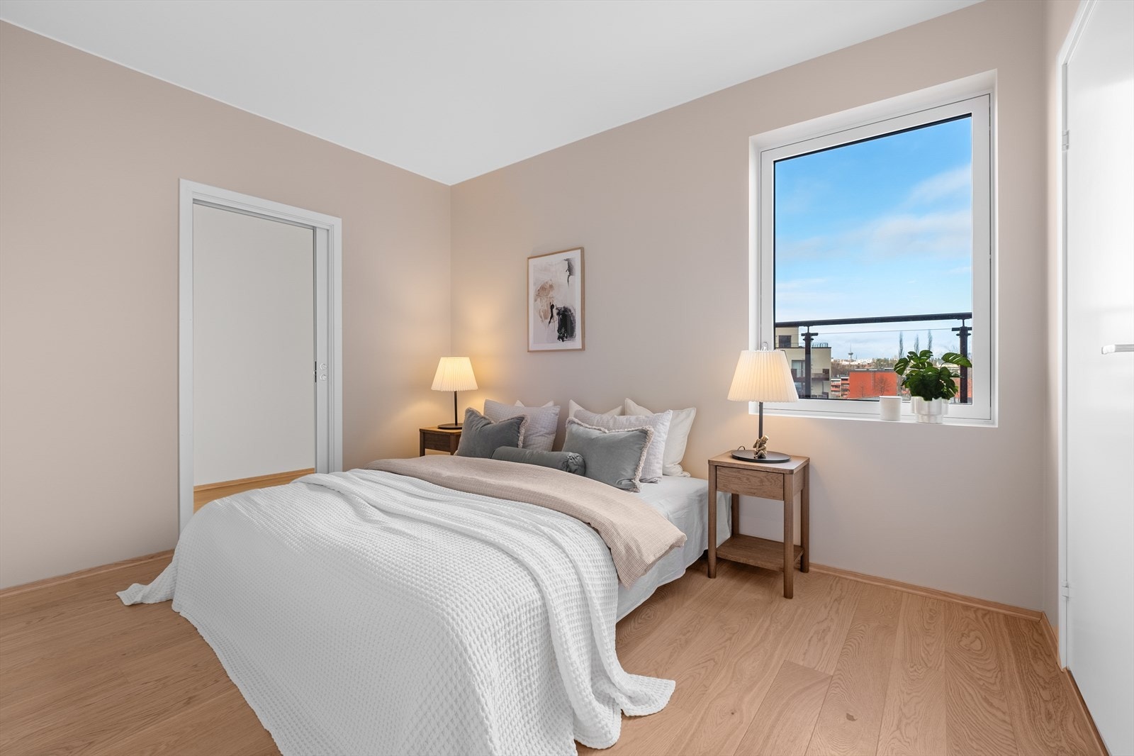 På soverommet er det også egen bod/walk-in closet Galleribilde
