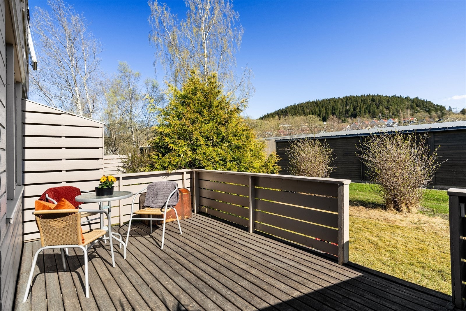 På motsatt side er en østvendt terrasse på 14 kvm med adkomst til grøntareal. Galleribilde