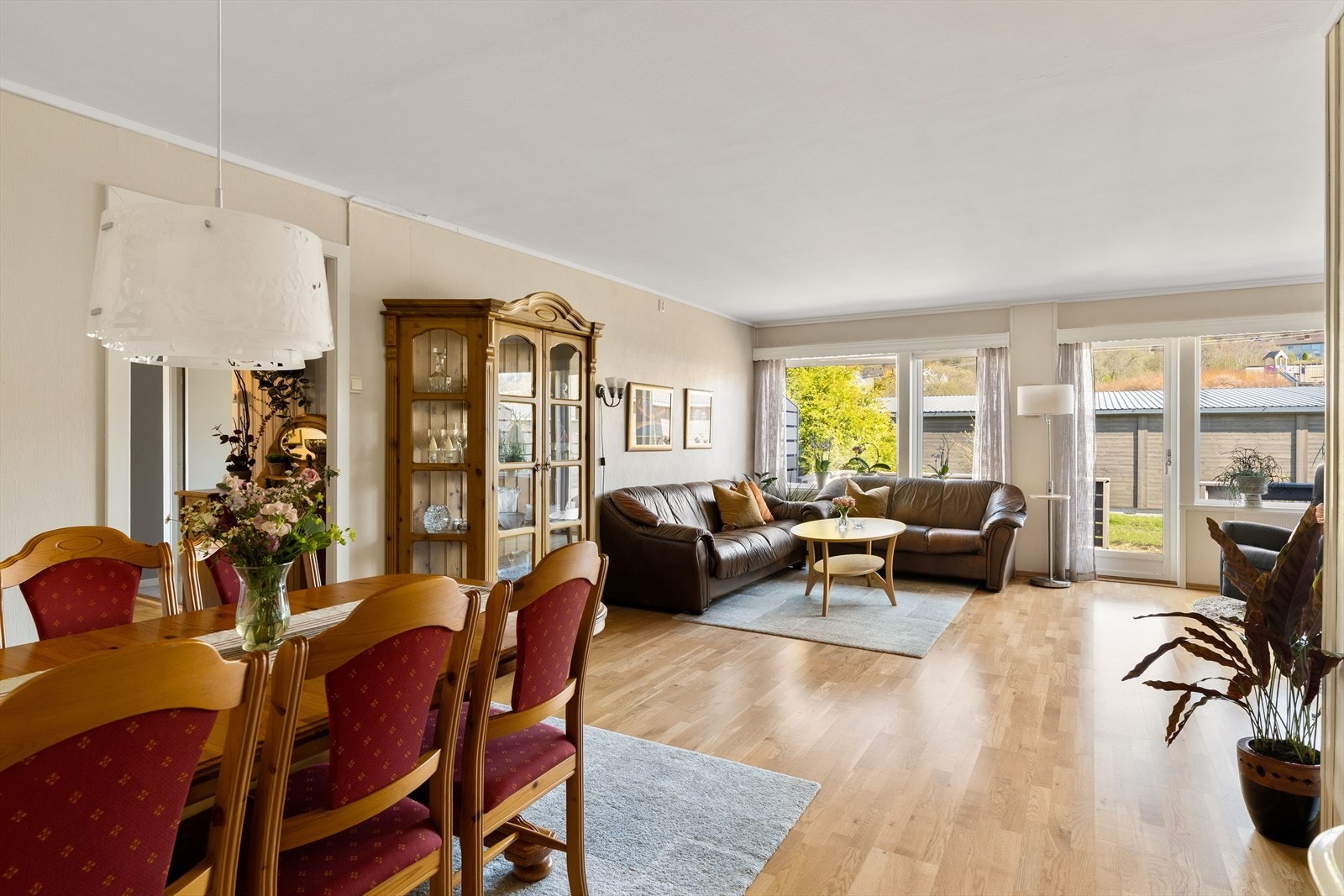 Rommet oppleves lyst med store vindusflater langs endeveggen. Galleribilde