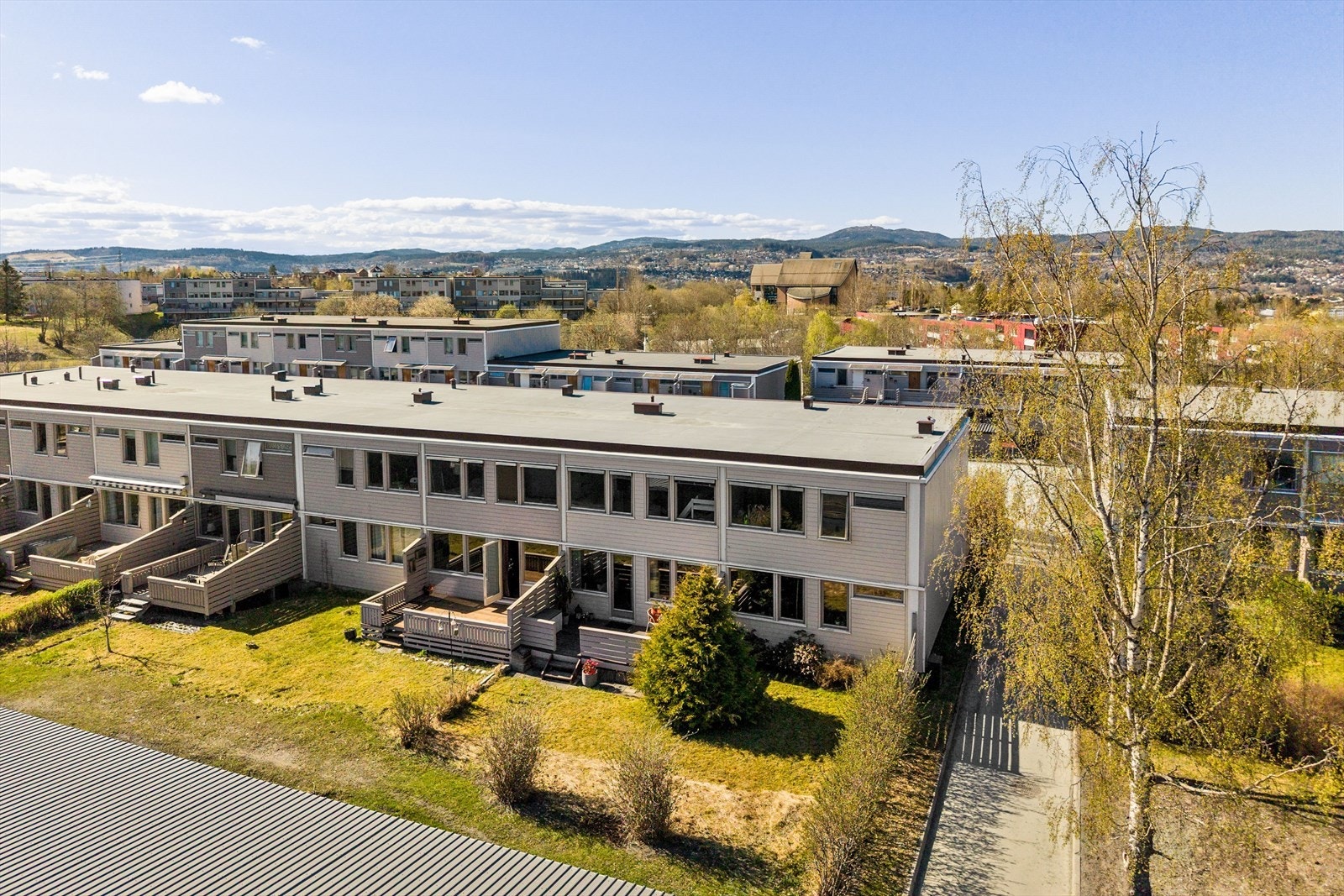Leiligheten ligger fint til i et rolig og tilbaketrukket område med fine grøntområder og lekeplasser like ved - et perfekt sted for barnefamilien å etablere seg. Galleribilde