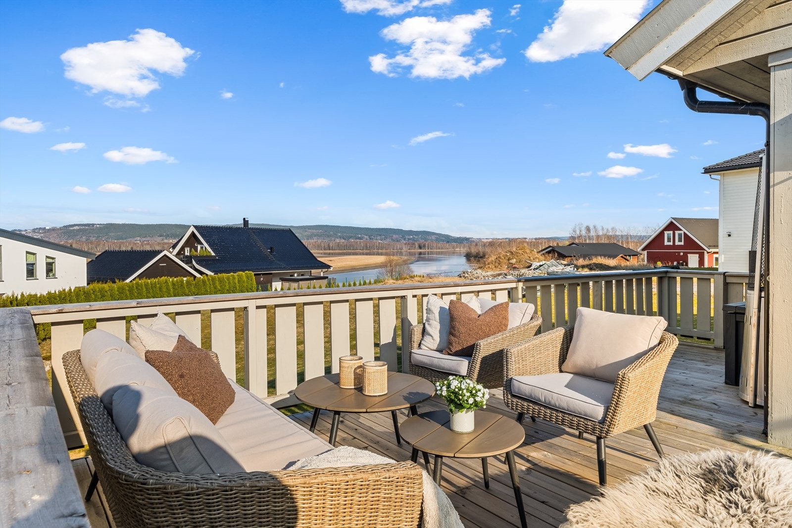 Fra stuen har man adkomst til en herlig og solrik terrasse på ca. 23 kvm. Galleribilde