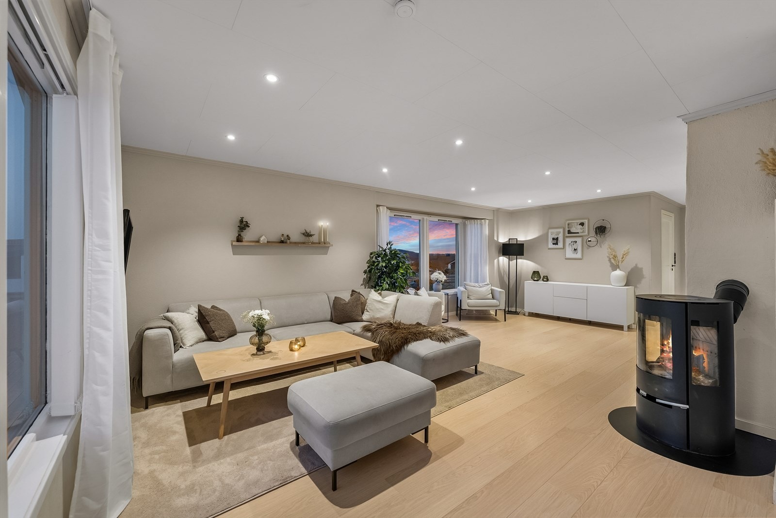 Dagslyset suppleres ypperlig av downlights, og med både gulvvarme, peisovn og varmepumpe får man det lunt og godt! Galleribilde