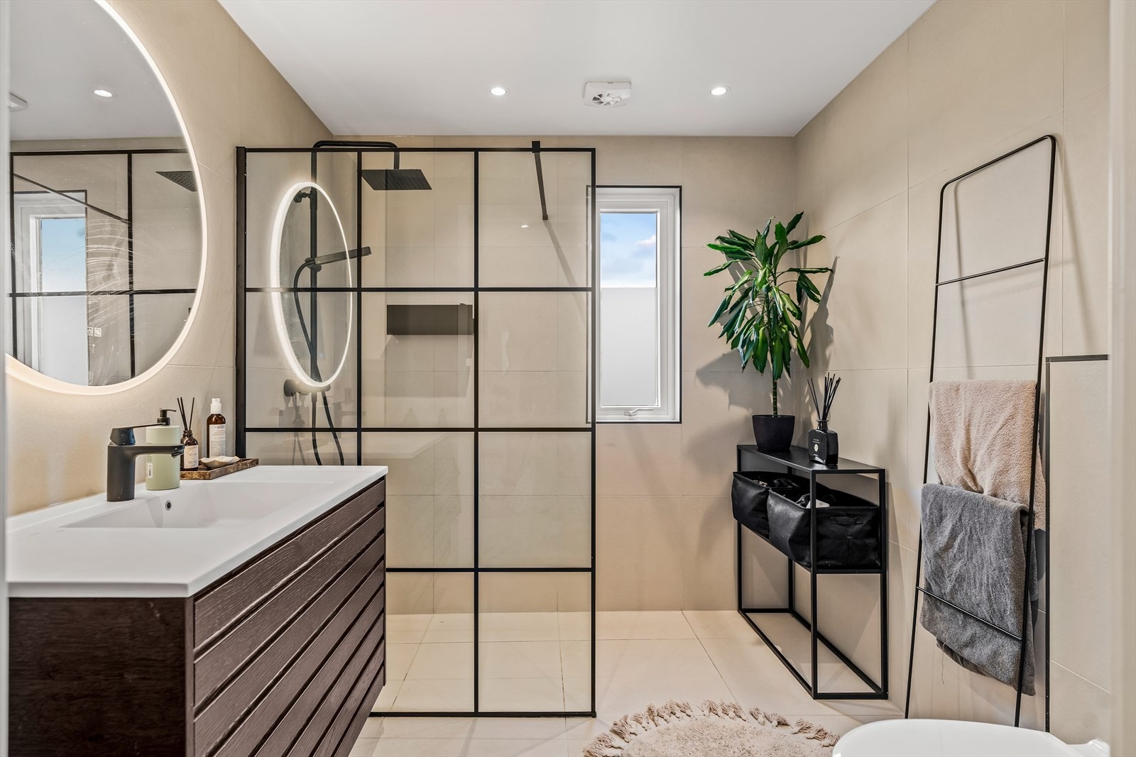 Badet ble totaloppusset i 2023, og har en toppmoderne finish med store, beige vegg- og gulvfliser. Galleribilde