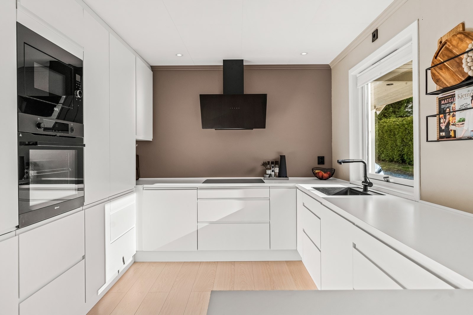 Alle hvitevarene er integrerte, bestående av platetopp, stekeovn, oppvaskmaskin, mikrobølgeovn og en kombinert kjøl/frys. Ovnen er praktisk plassert i et høyskap. Galleribilde