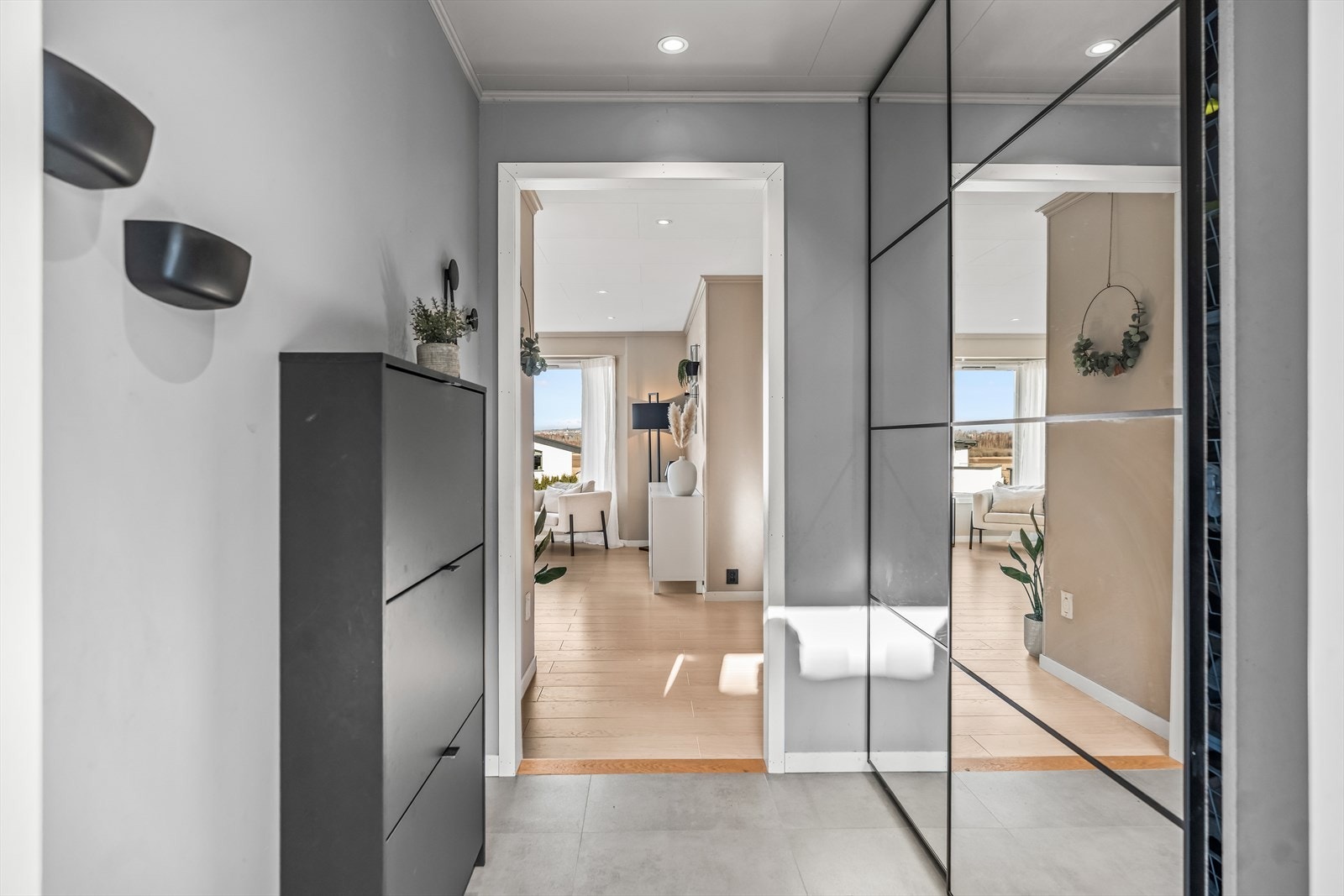 Vel inne har boligen et pent vindfang med downlights, gråmalte vegger og en stor skyvedørsgarderobe med speilfronter. Galleribilde