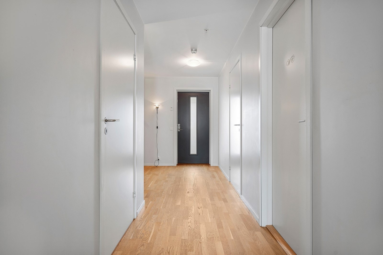 Denne lyse og fine leiligheten ligger i 3.etasje i Cirkelgården Borettslag. Leiligheten ble første gang innflyttet høsten 2014 og fremstår fortsatt som tilnærmet ny, med moderne, god standard og lyse fargevalg. Galleribilde