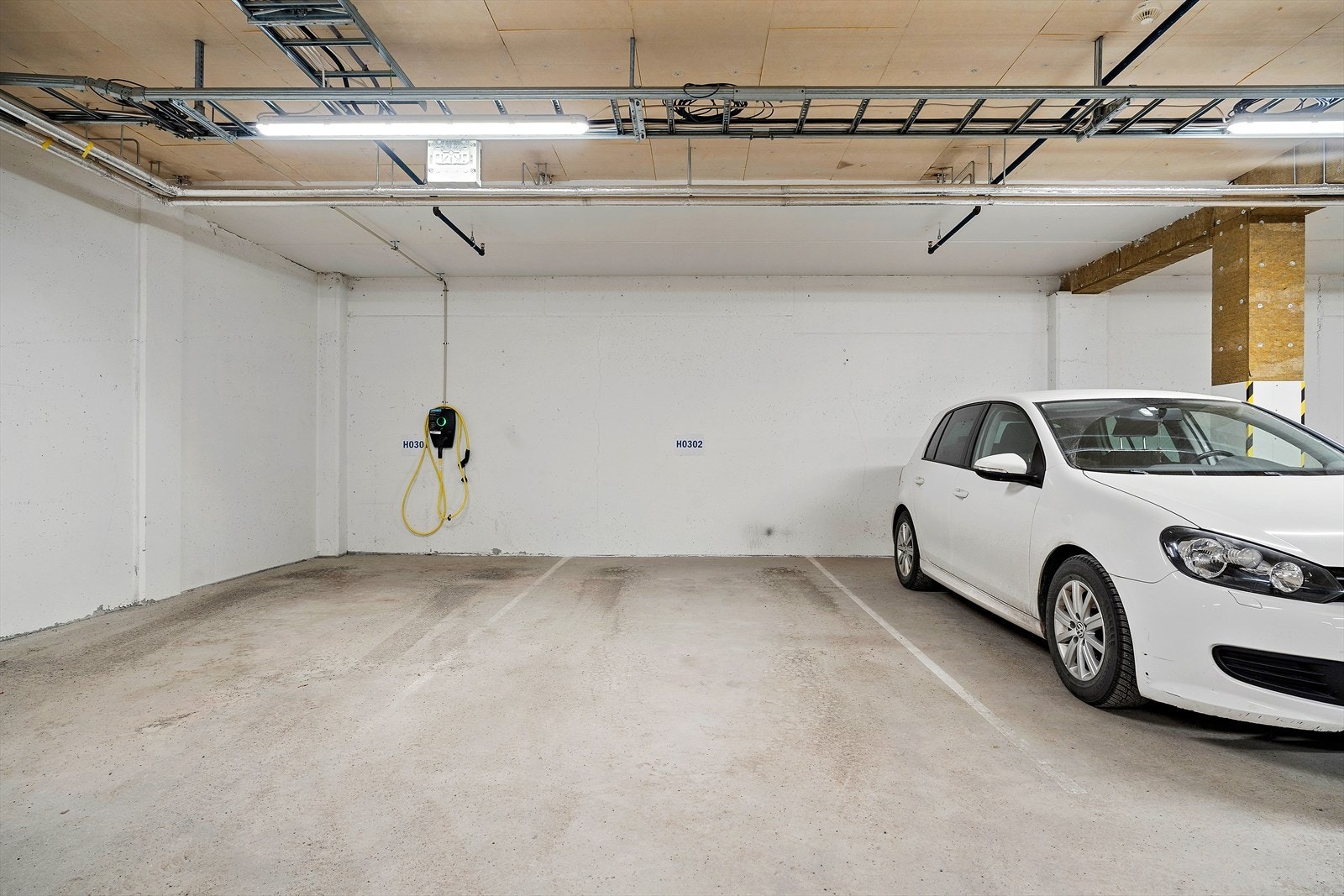 Leiligheten har egen parkeringsplass i felles parkeringsanlegg i kjeller, med elektrisk
portåpner. Heis opp til alle etasjer. Galleribilde