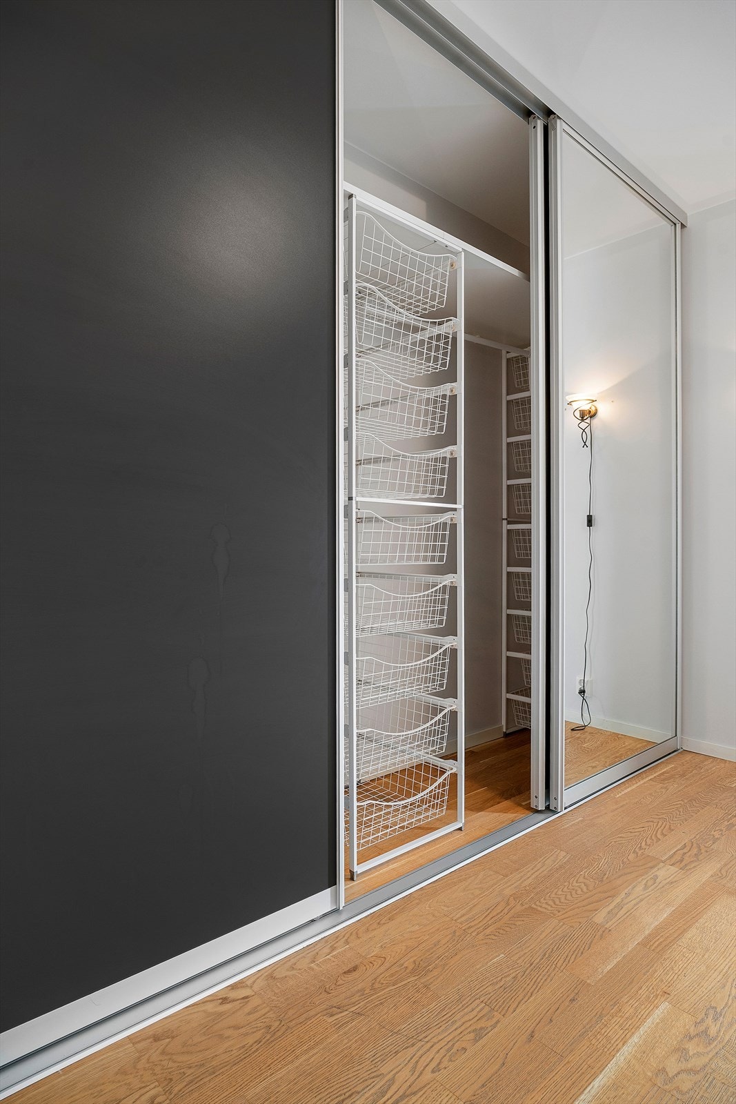 Skyvedørsgarderobe i gang. Galleribilde