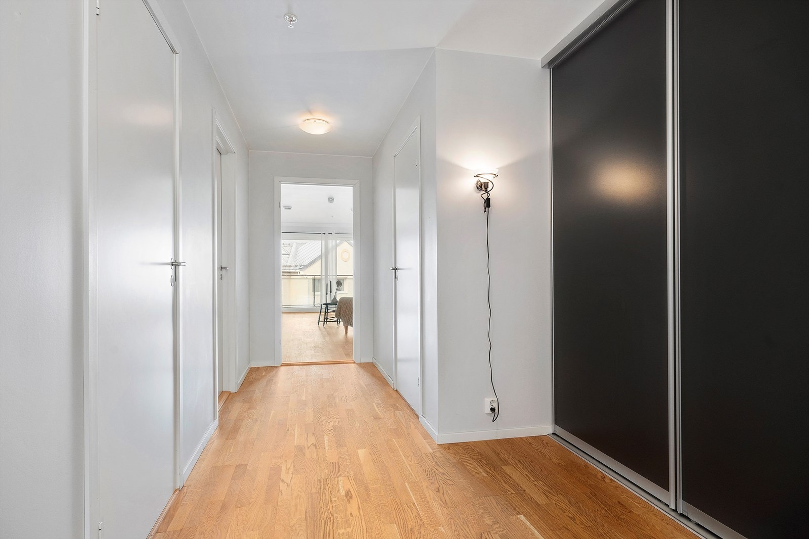 Romslig gang med skyvedørsgarderobe. Leiligheten varmes opp med fjernvarme i gulvene og sammen med balansert ventilasjon gir det et behagelig inneklima. Galleribilde