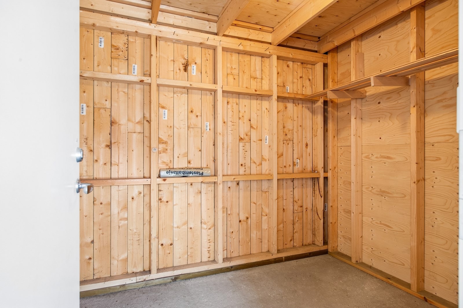 I tilknytning til carporten ligger en praktisk, uisolert bod på 5 m² med betonggulv, innlagt lys og strøm. Galleribilde