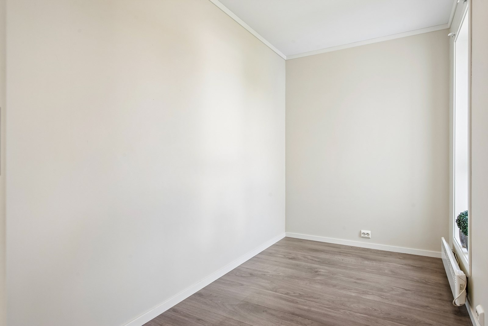 Også her er det laminatgulv og malte overflater, klart for innredning. Galleribilde