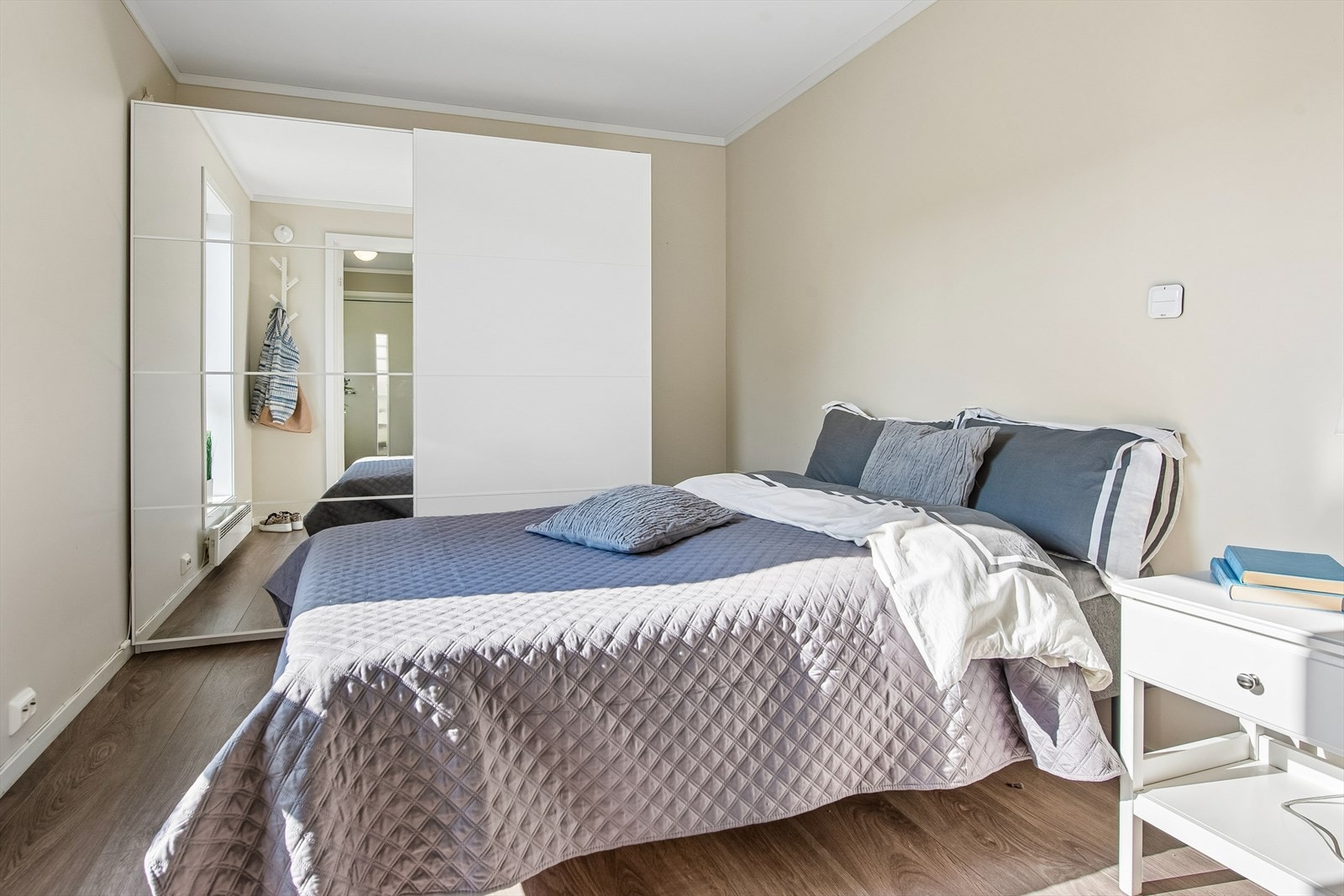 Leiligheten har 2 soverom. Dette er hovedsoverommet som har god plass til dobbeltseng og oppbevaring i en stor skyvedørsgarderobe. Galleribilde