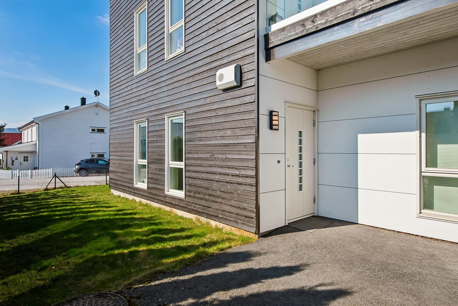 Egen inngang på bakkeplan bidrar til en enkel og trappefri adkomst. Galleribilde