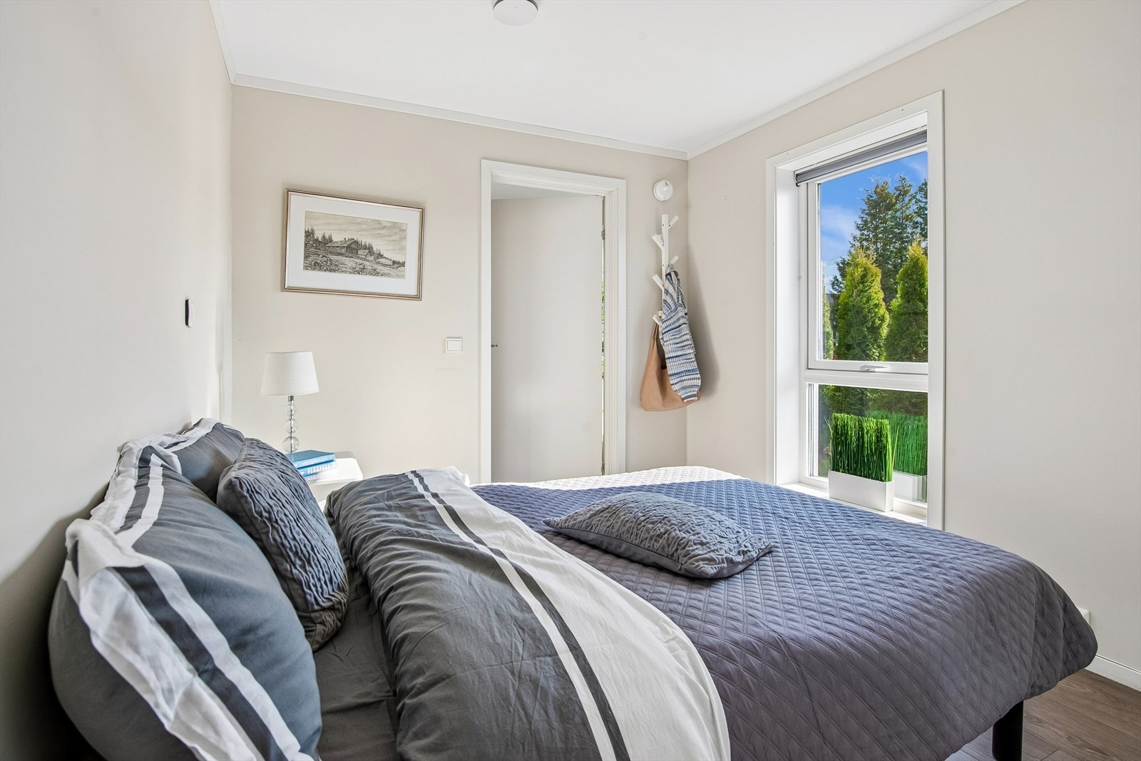 Rommet har malte, slette overflater og laminat på gulvet, i tråd med resten av leiligheten. Galleribilde