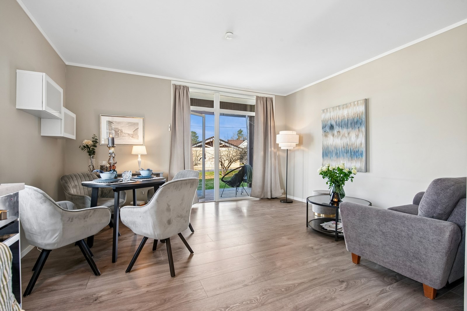 Fra stuen er det direkte utgang til en overbygget, vestvendt terrasse på 6 m², som utvider oppholdsrommet på varme dager. Galleribilde