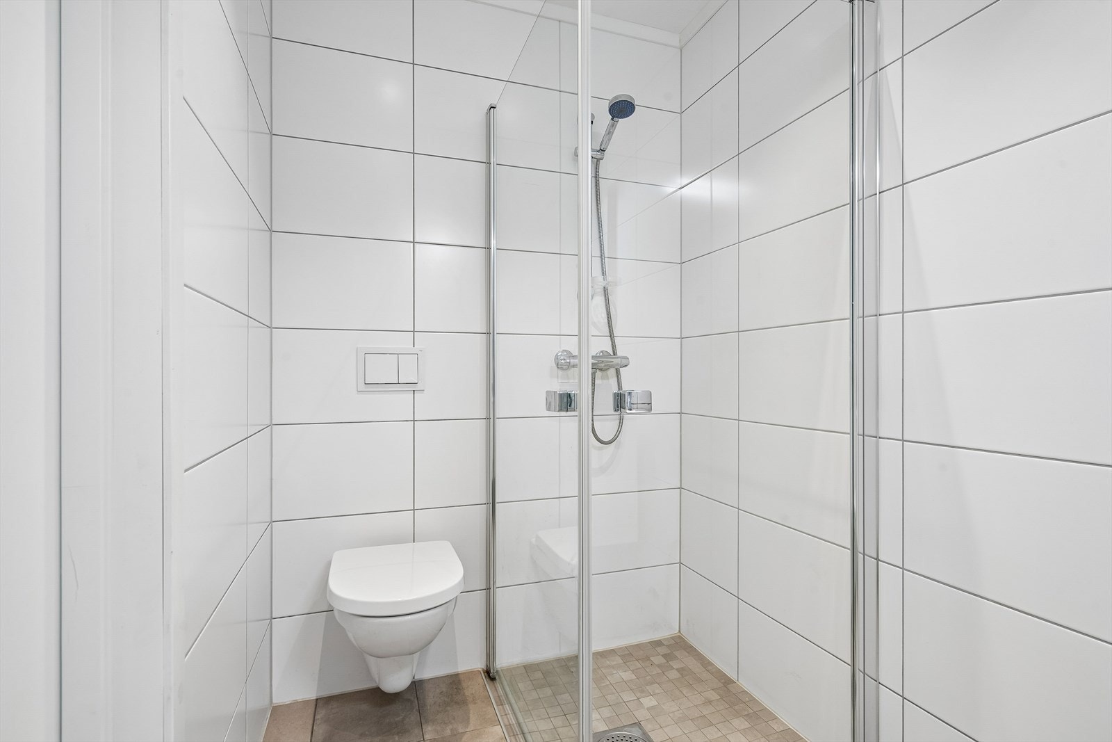 Badet har vegghengt toalett for enklere renhold og en nedfelt dusjgruve med dokumentert smøremembran. Galleribilde