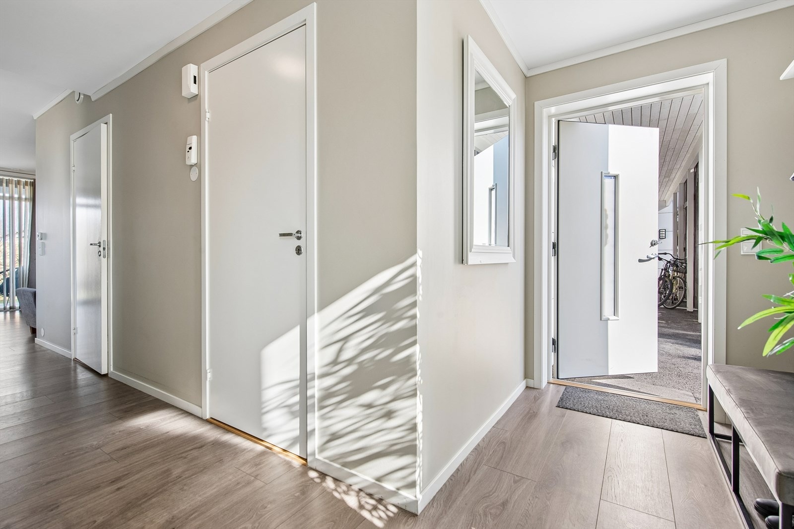 Gangen fremstår lys og romslig, og har gjennomgående laminatgulv som i resten av leiligheten. Herfra er det tilgang til en praktisk innvendig bod. Galleribilde
