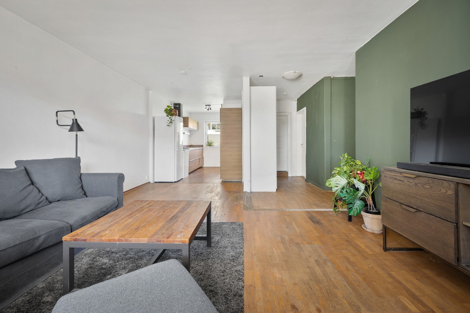 Det er delvis åpen løsning - mulighet for å sette opp igjen lettvegg mot entré. Galleribilde