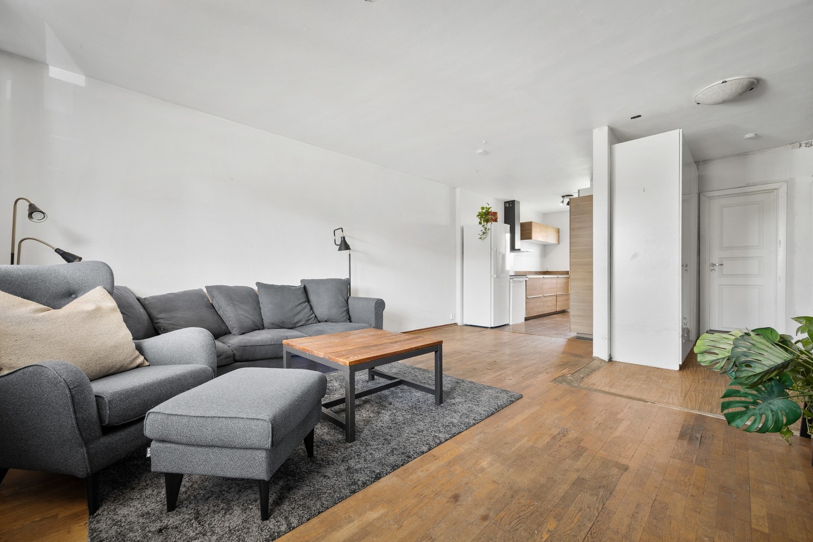Stuen er lettmøblert og det er plass til spisestue. TV og internet er int. i FK. Galleribilde