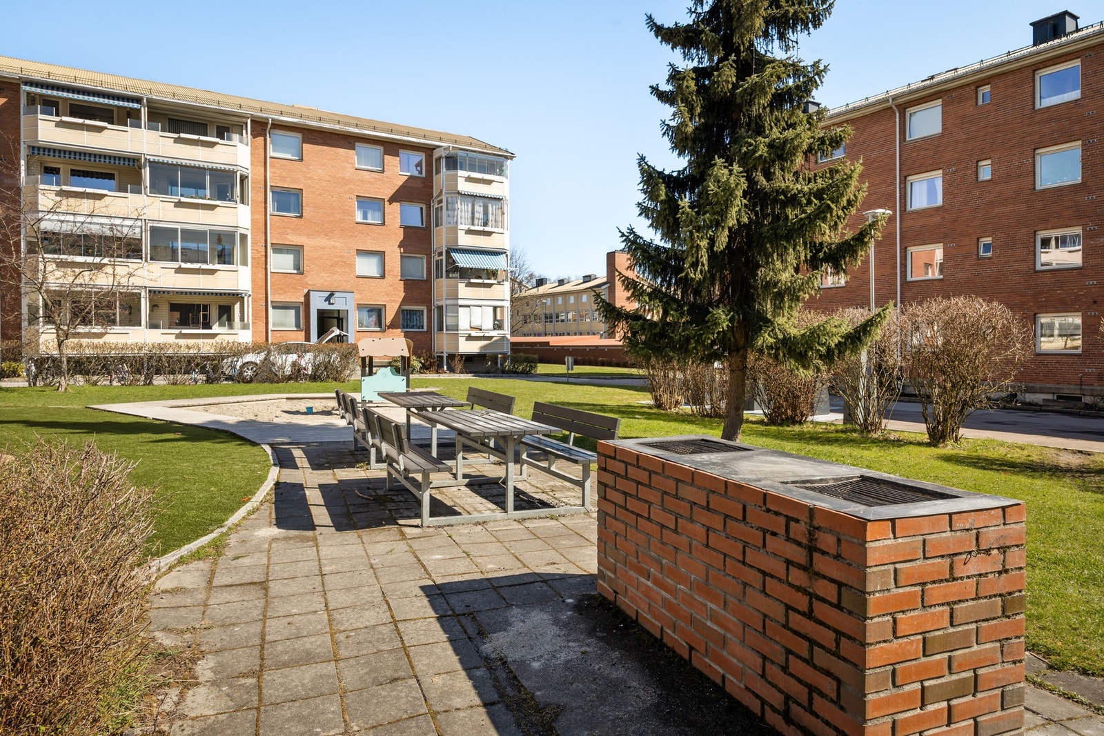 Felles grill og sittegrupper like ved - Perfekt for å samle venner til grillmat og selskapsleker. Galleribilde