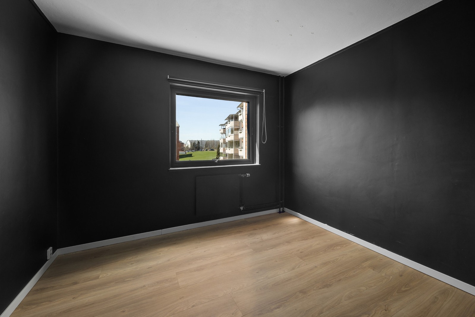 Soverom 2 er også av god størrelse og med plass til garderobe m.m. Galleribilde