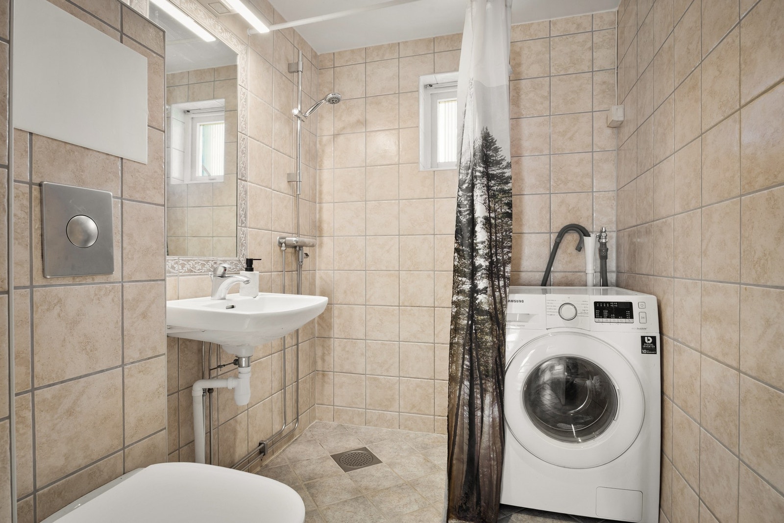 Badet har opplegg for vaskesøyle, og har vannbåren varme i gulv. Galleribilde