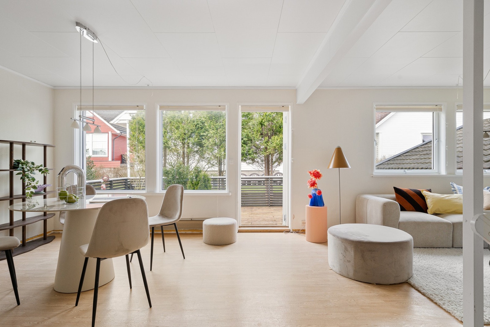 Fra stuen er det utgang til terrasse med god plass til familien eller vennegjengen. Galleribilde