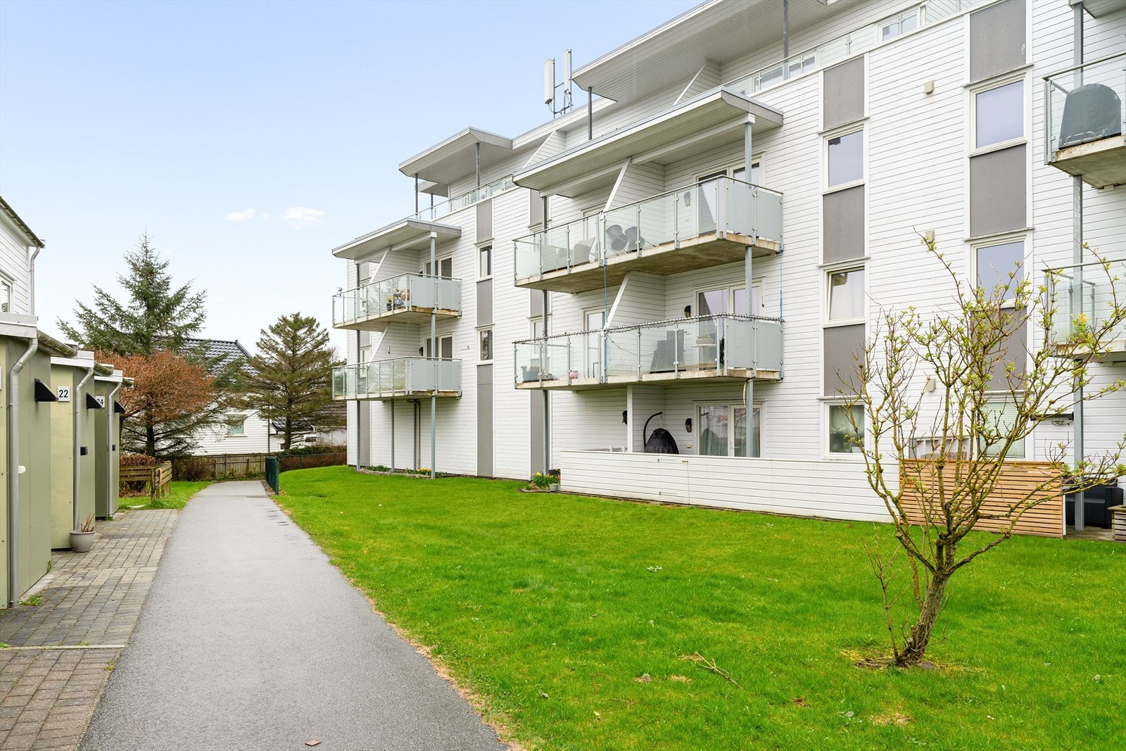 Bildet viser fasade på baksiden. Leiligheten ligger flott til i 3. etasje. Galleribilde