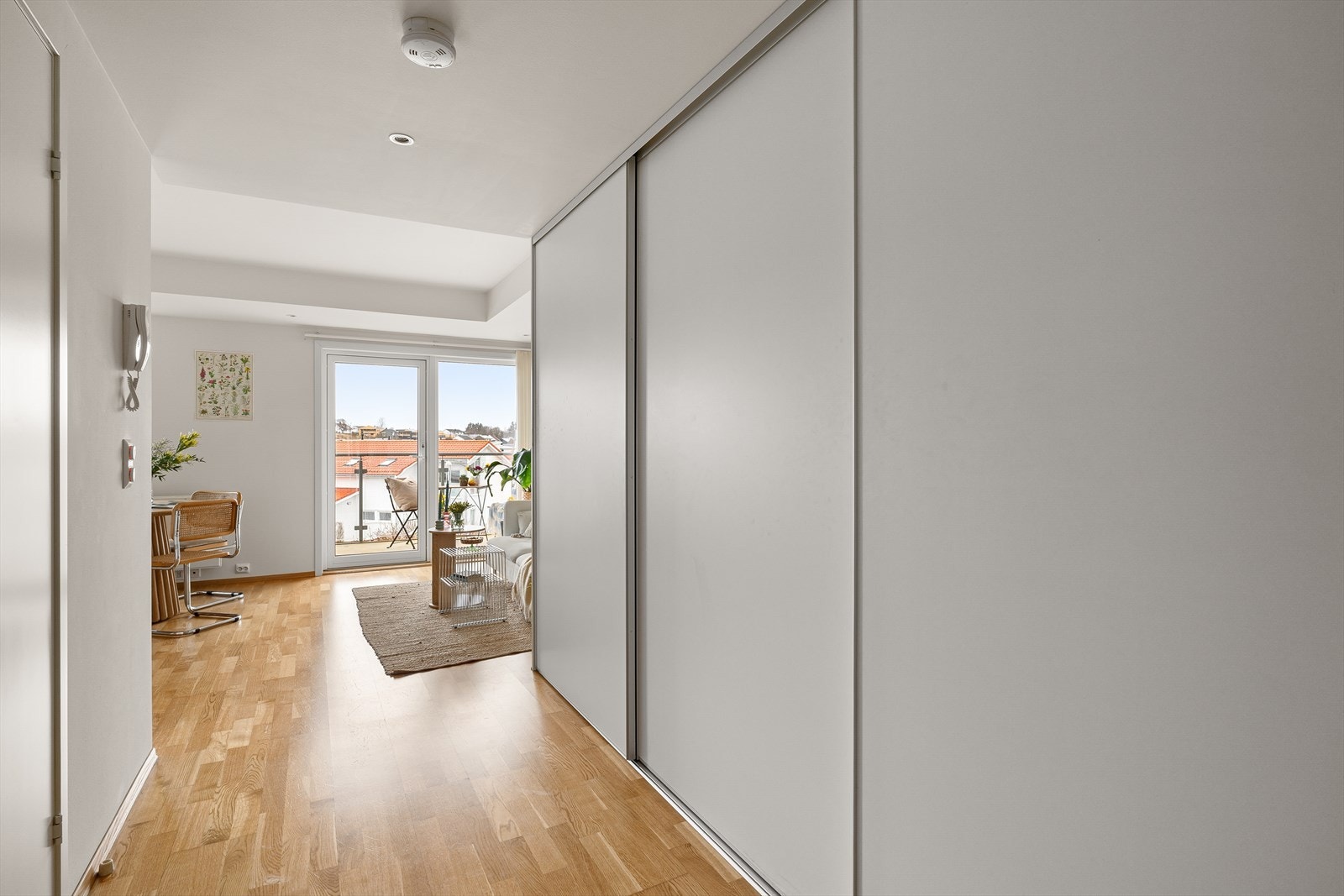 Svært god lagringsplass i store skyvedørsgarderobe i mellomgang. Galleribilde