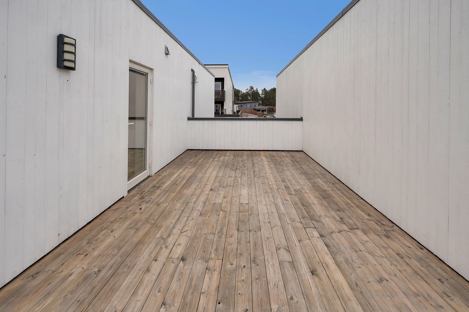 Takterrasse hvor det er plass til både sofagruppe og spisebord Galleribilde