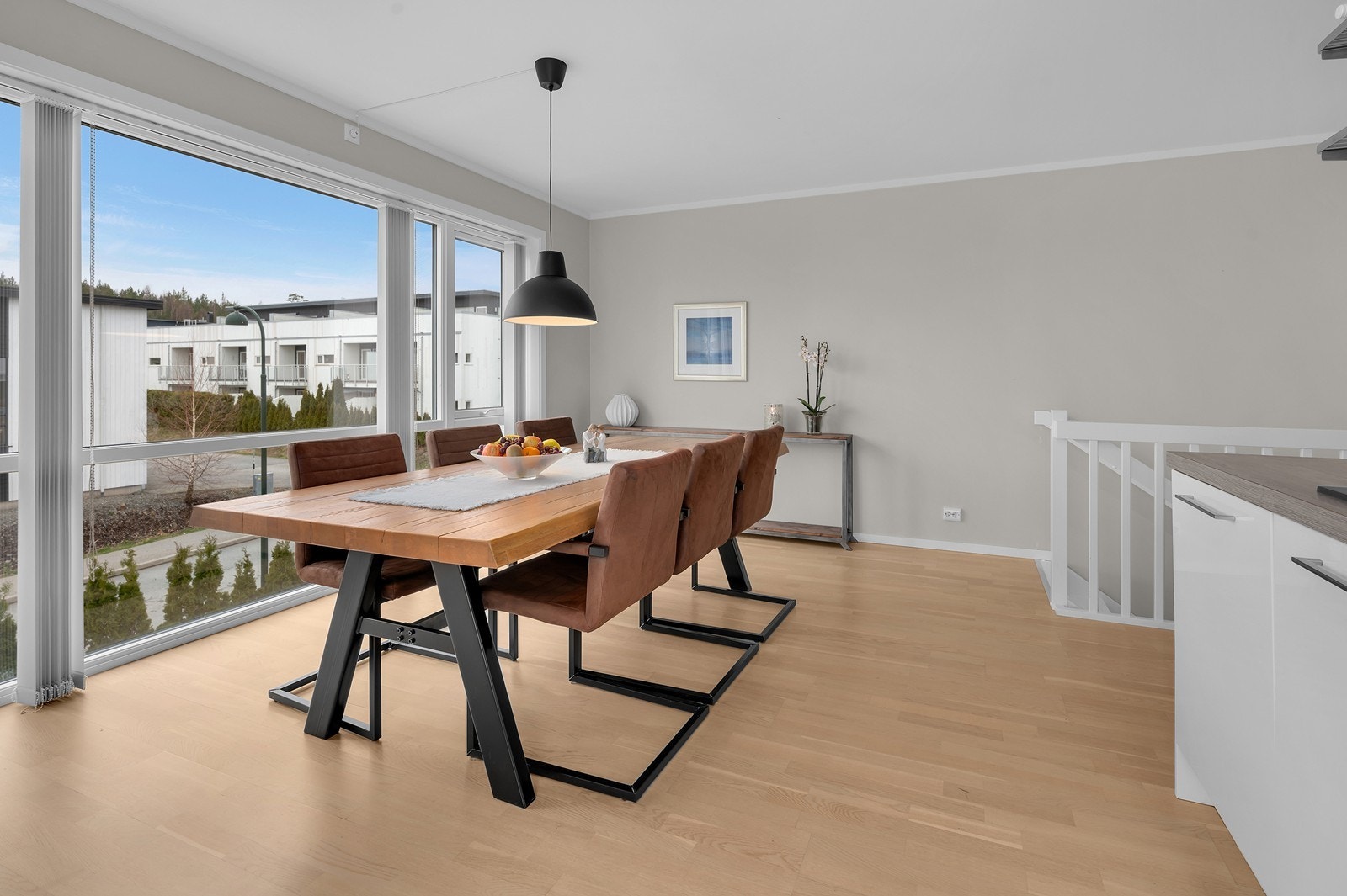 God plass til stort spisebord Galleribilde