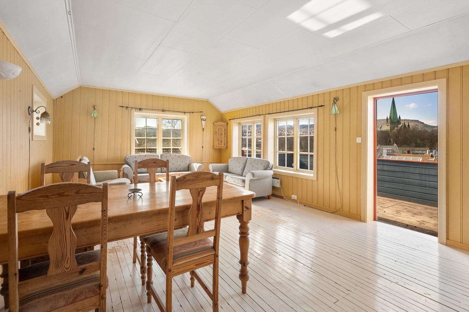 Fra stuen er det direkte adkomst til terrassen på over 12 m². Galleribilde