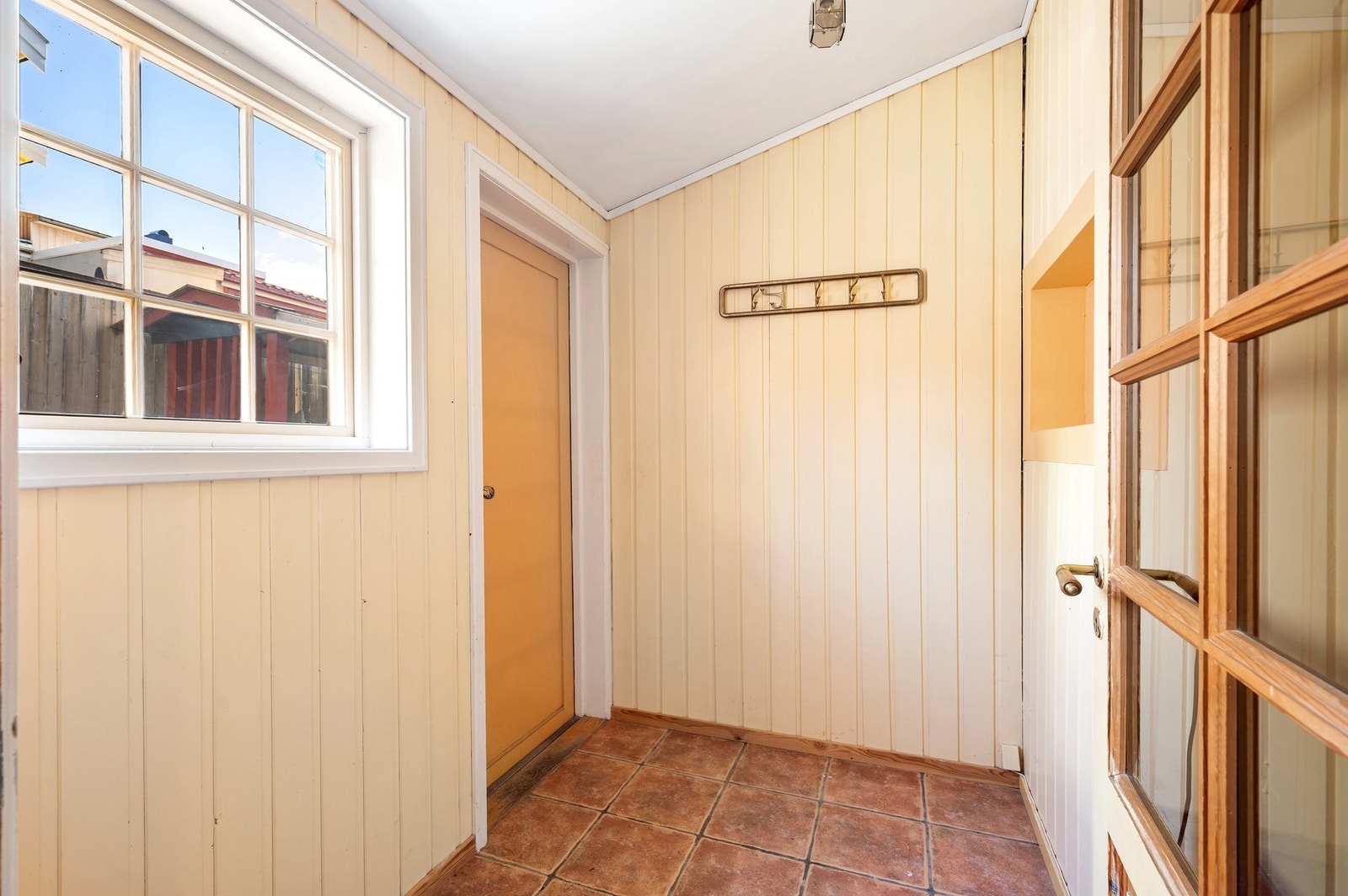 Fra inngangsdøren kommer man til en entrée på over 3 m². Galleribilde