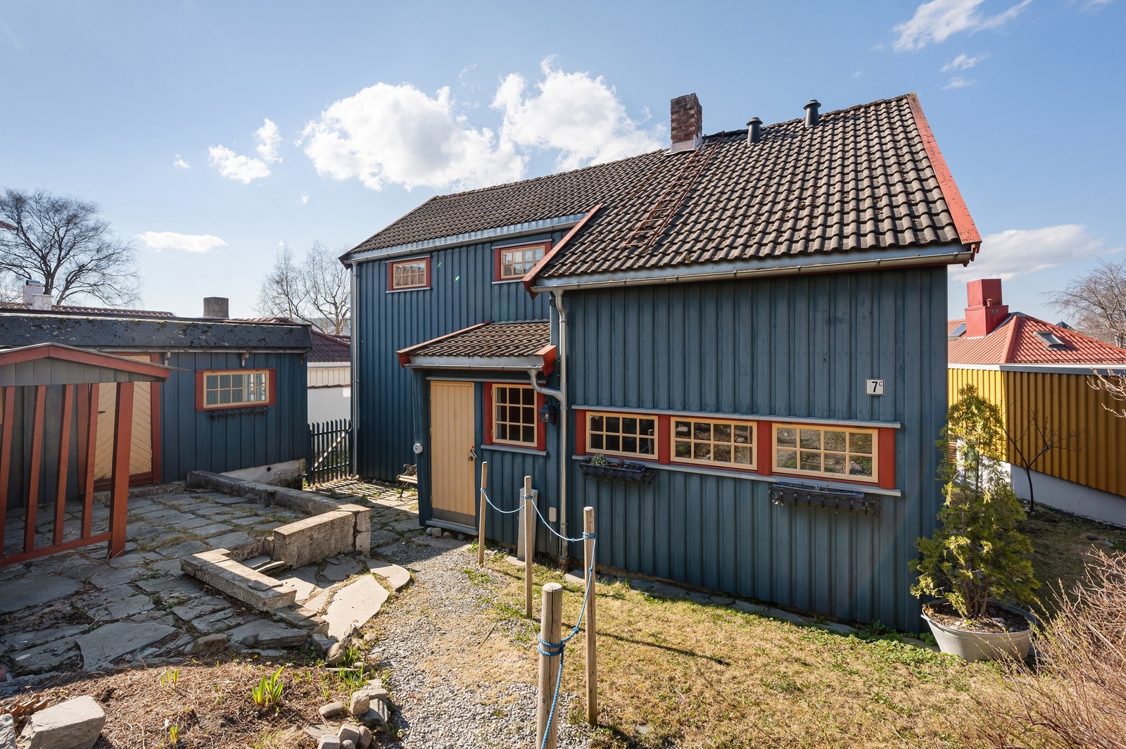 Ved planering vil det kunne etableres en parkeringsplass på tomten, til venstre i bilde. Galleribilde
