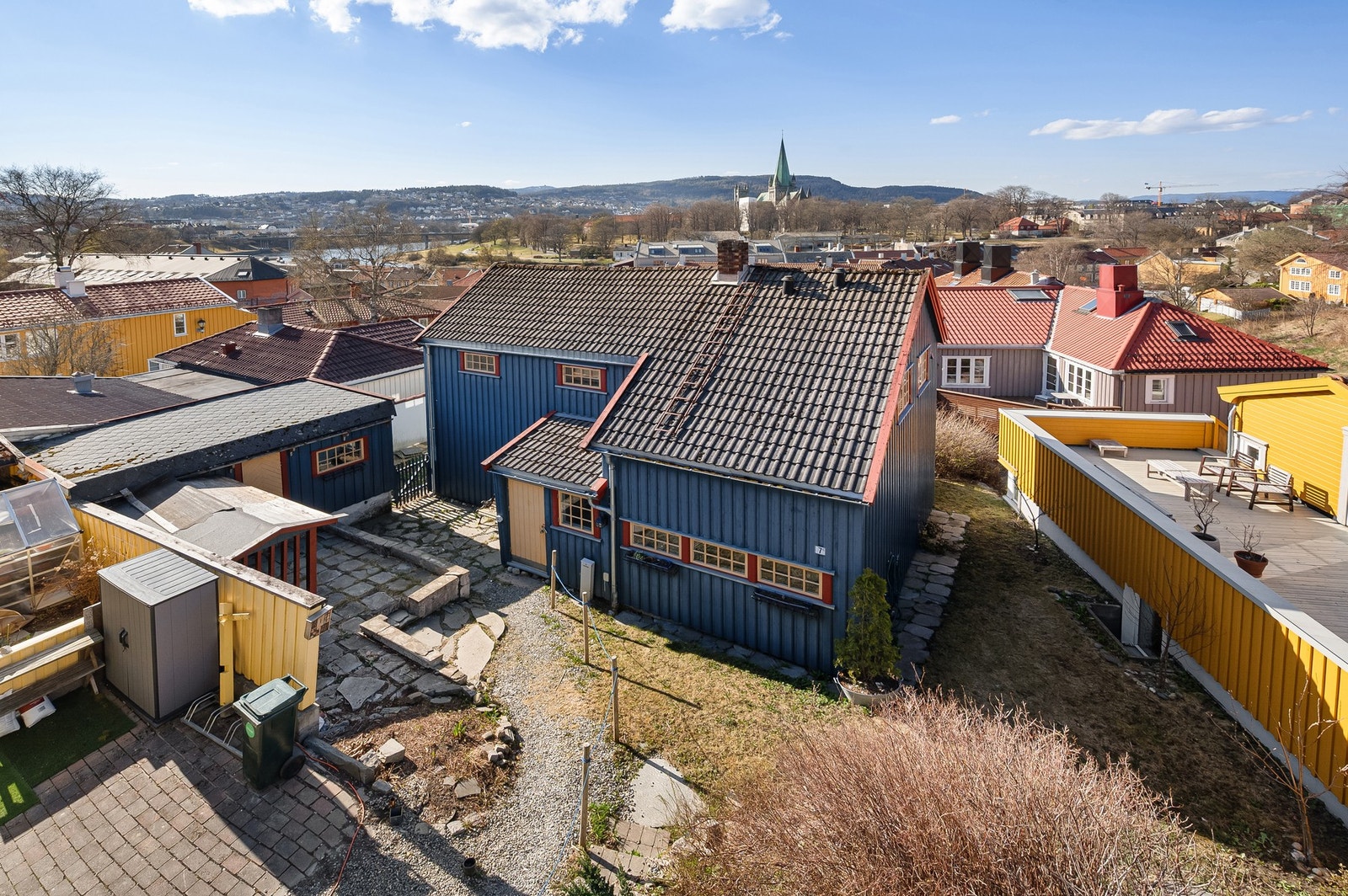 På eiendommen finnes også et praktisk bodareal, hvor hageredskaper og ved har blitt oppbevart. Galleribilde