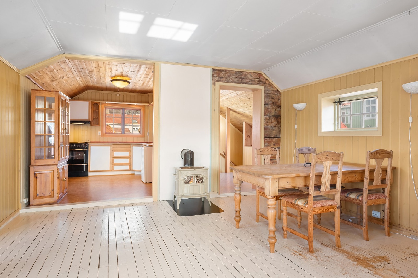 Boligen er blitt oppvarmet i kombinasjon med elektrisitet og vedfyring. Galleribilde