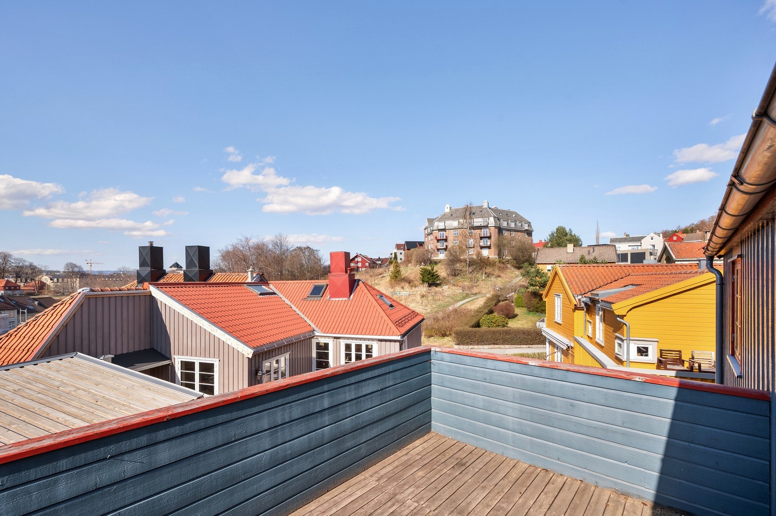 Boligen ligger på en liten høyde. Dette gjør at det er begrenset med innsyn til terrassen. Galleribilde