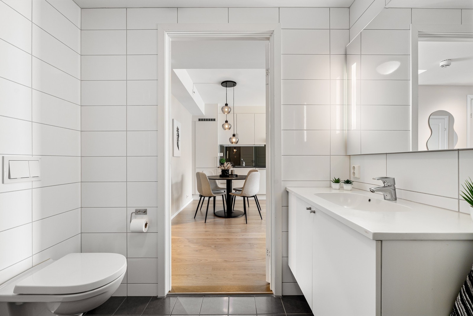 Badet har elektriske varmekabler i gulvet. Galleribilde