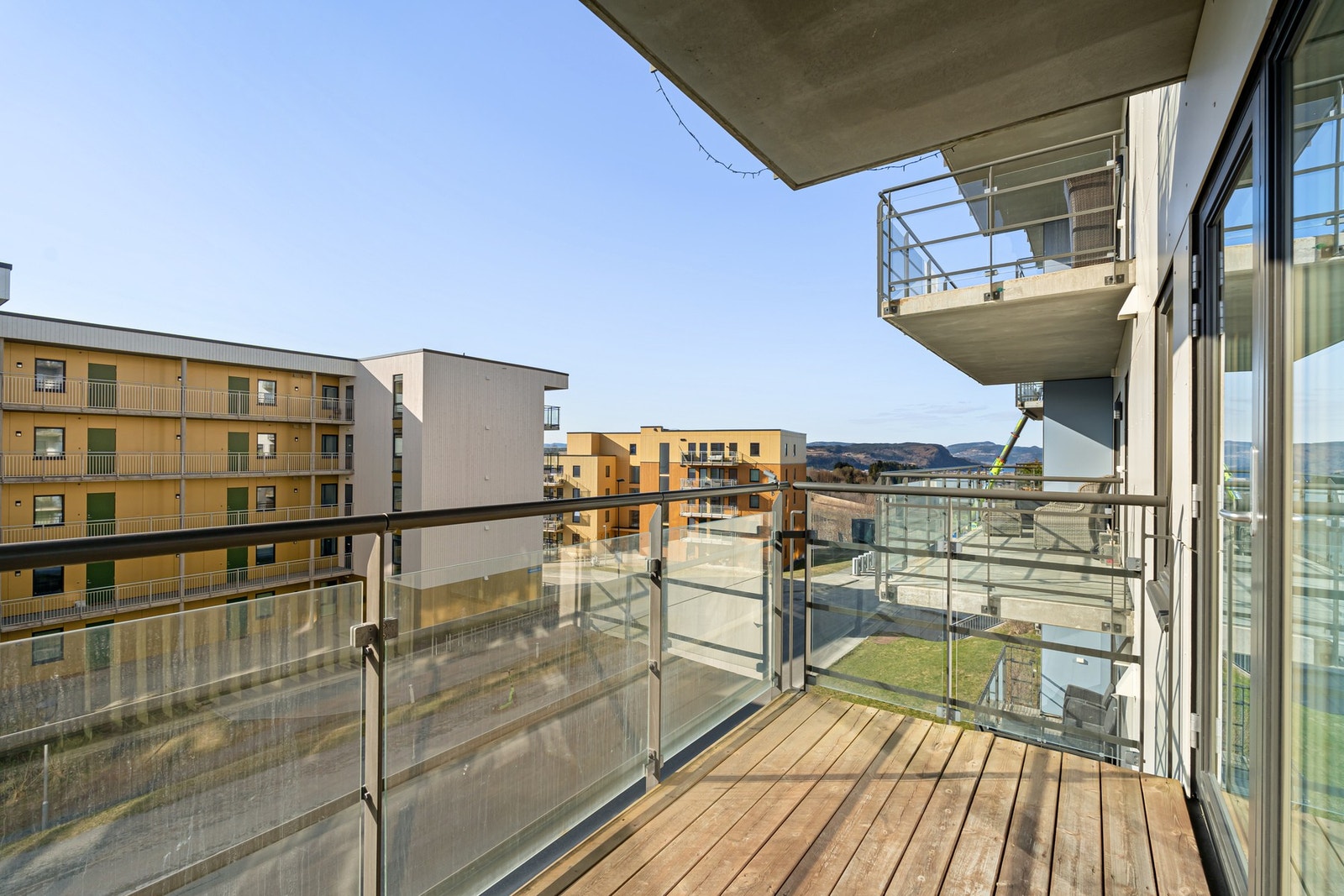 Sørvendt balkong med gode solforhold. Galleribilde