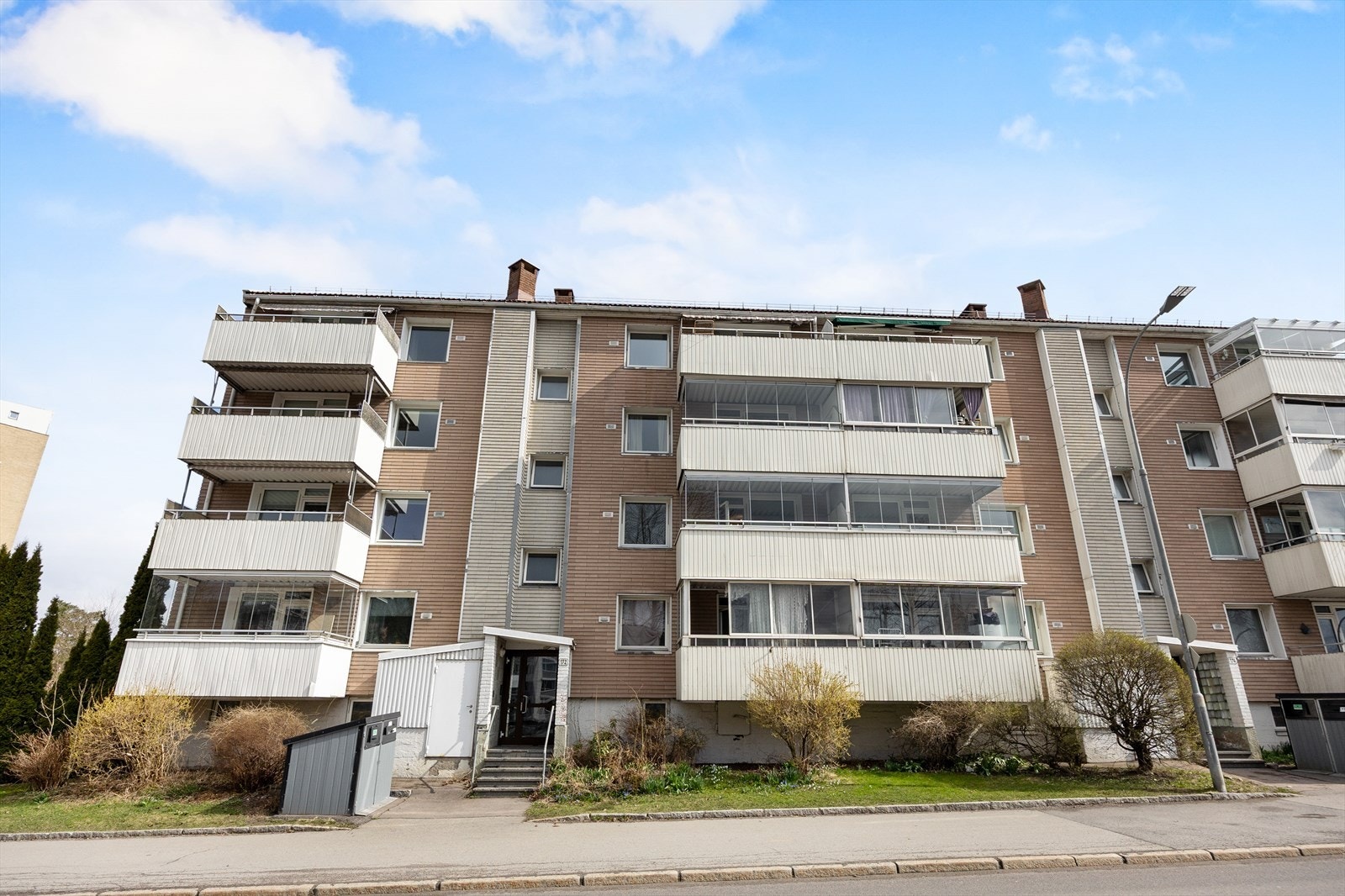 Adkomst til leiligheten via felles trappeoppgang med dørcalling. Galleribilde