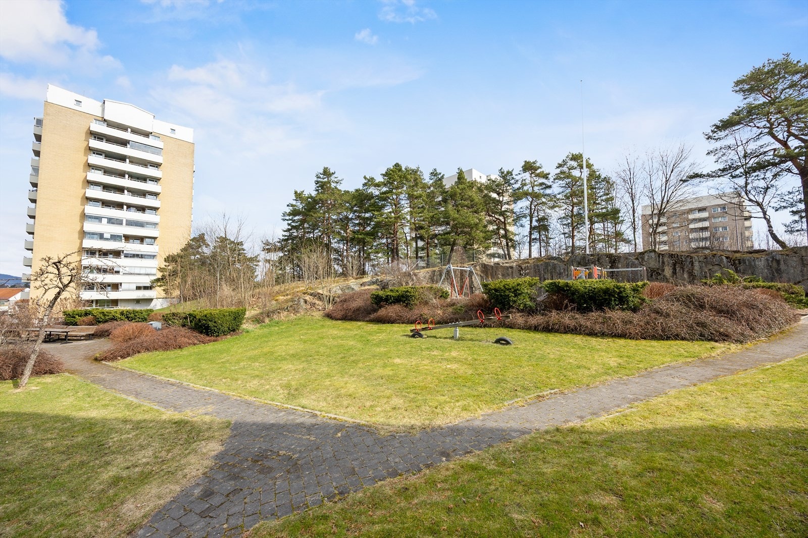 Området er barnevennlig med flere lekeplasser og trygge gangveier. Galleribilde