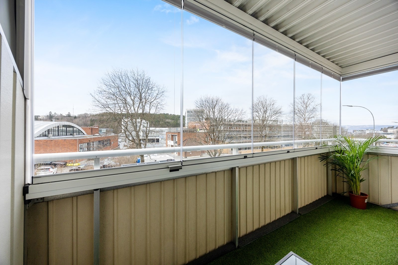 Balkongen har god plass til sittegruppe for å nyte ettermiddagene. Galleribilde