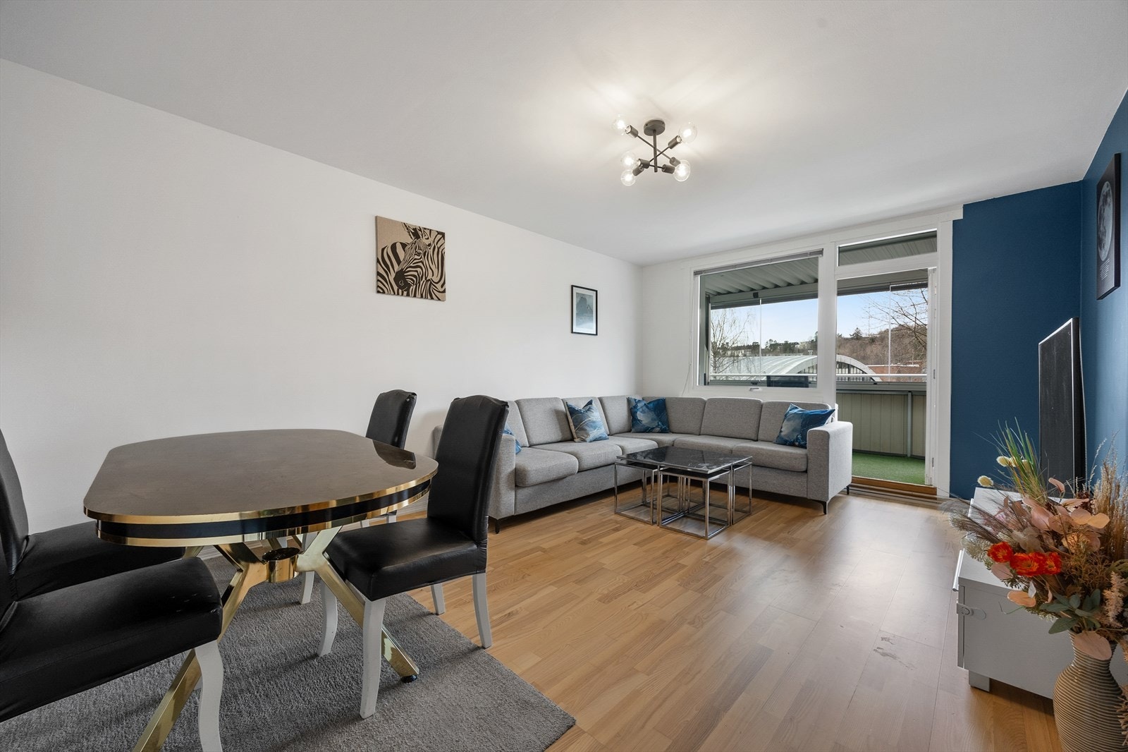 Velkommen til Enebakkveien 172! En arealeffektiv 3-roms leilighet på 67 m². Galleribilde