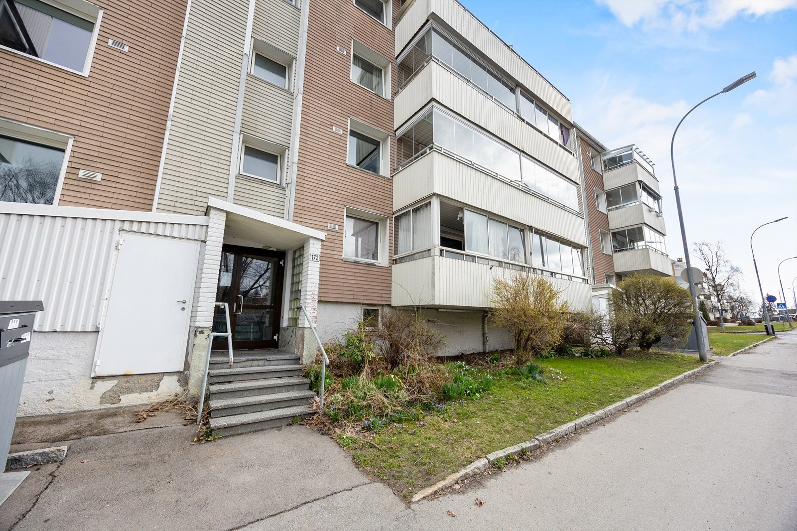 Velholdt bygningsmasse med fasader forblendet med teglstein. Galleribilde