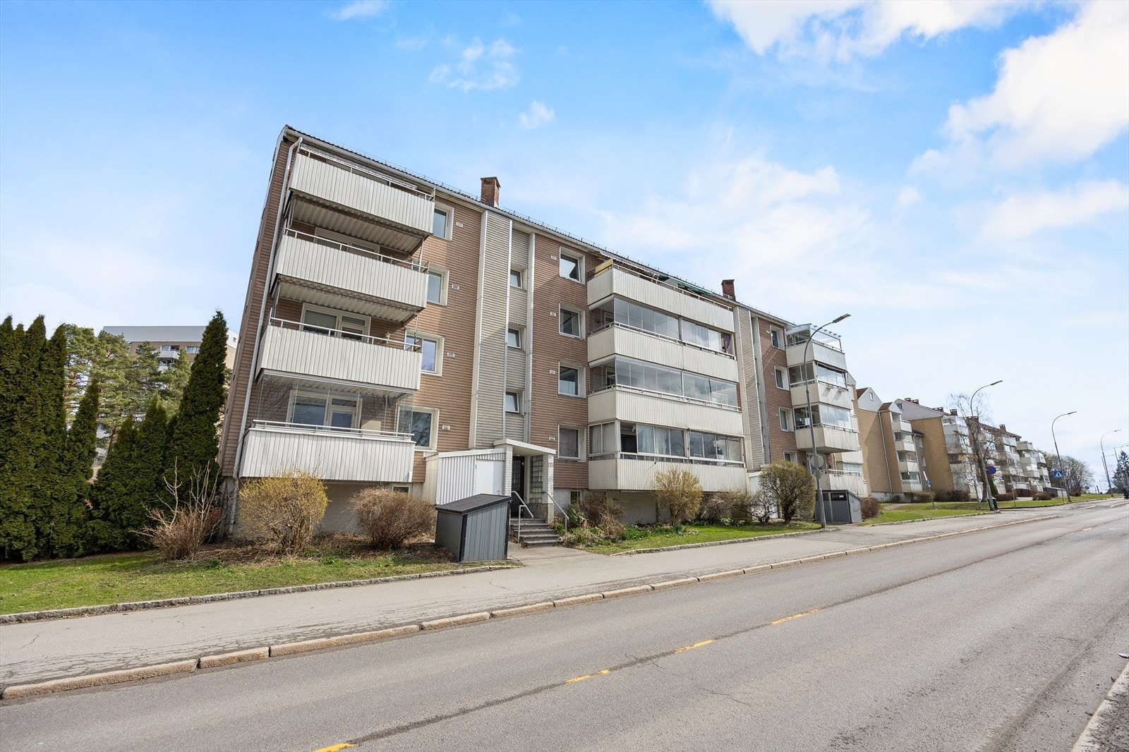 Bygningen er fra 1960 og er en del av Storgården Borettslag, som forvaltes av OBOS. Galleribilde